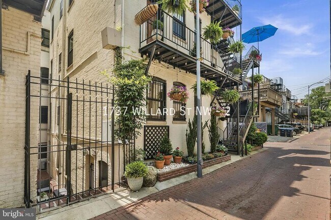 Building Photo - AWESOME RENOVATED 1BR/1BA CONDO UNIT IN BO...