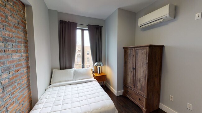 Building Photo - ROOM ONLY in 4-bed/2.0-bath Home