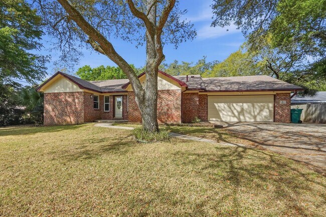 Foto del edificio - JULY RENT FREE! All Brick Home with New Flooring Throughout in Ft. Walton Beach!