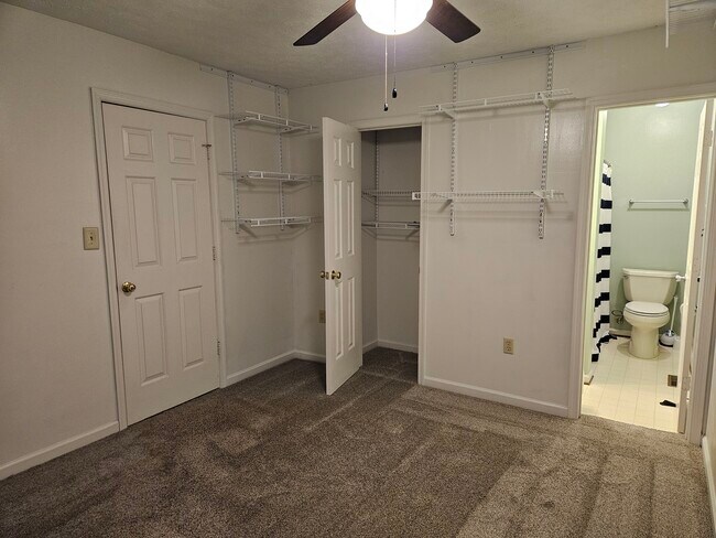 Foto del edificio - 584 Cromwell Ct