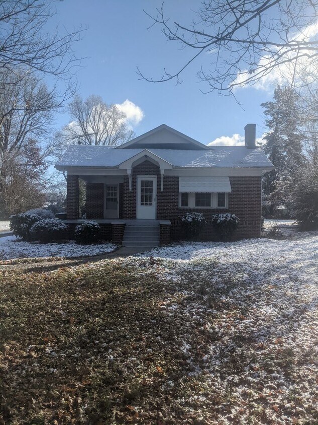Foto principal - 3 bedroom, 1 bath house in Burlington