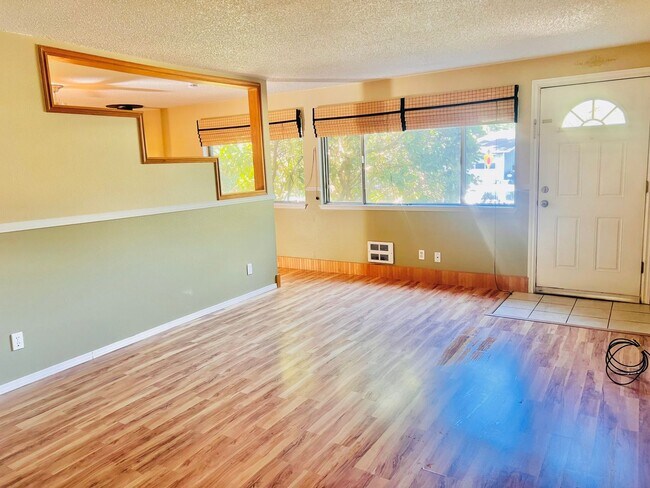 Foto del edificio - Charming 3BR/1BA w/ 1-car garage, long driveway, fenced yard, wood stove & shed/workshop.