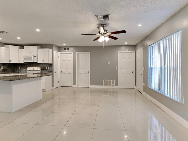 Building Photo - 6099 Colchester Ave