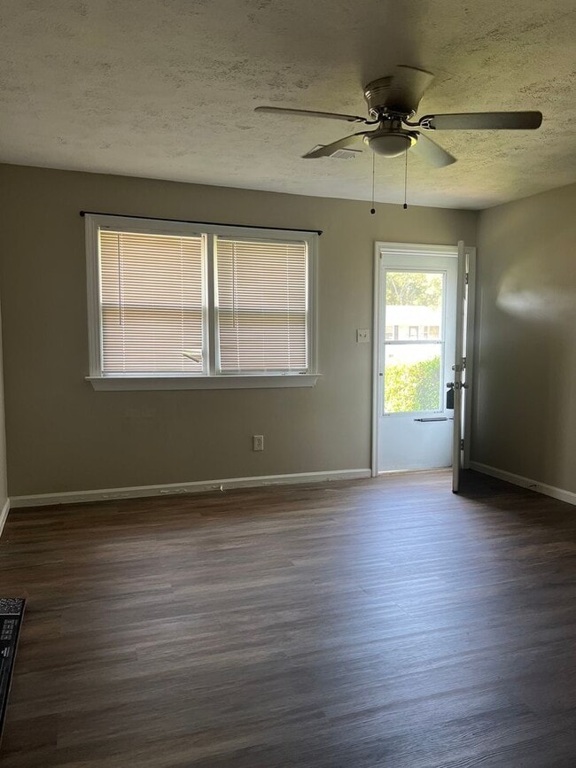 Building Photo - 223 Larissa Dr