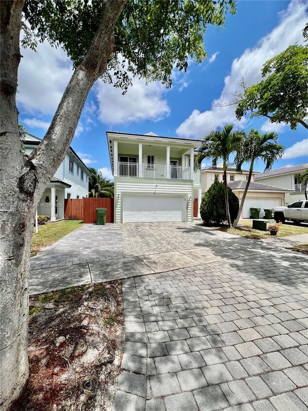 Foto principal - 3141 NE 3rd Dr