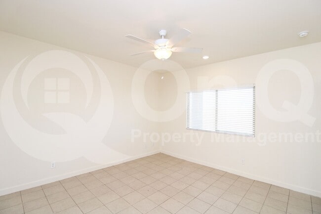 Building Photo - 744 E Diamond Dr