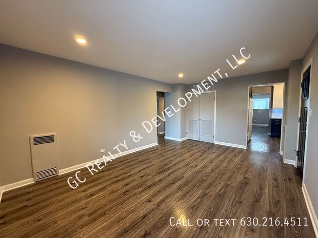Building Photo - ***RECENTLY RENOVATED / 3 BDRM - 2 BTH / D...