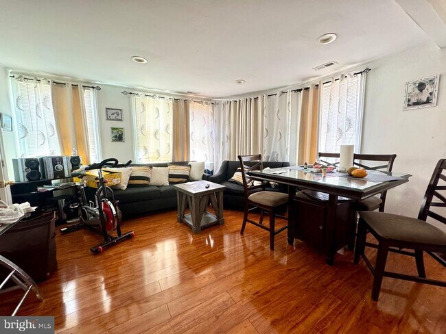 Foto del edificio - 7028 Castor Ave
