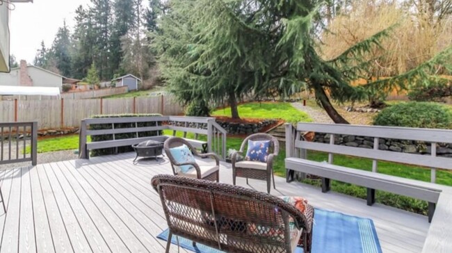 Large Deck for Entertaining - 3308 W Tapps Dr E