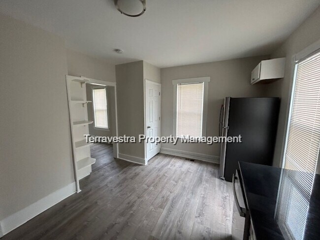Building Photo - Detached Renovated 2 Bedroom