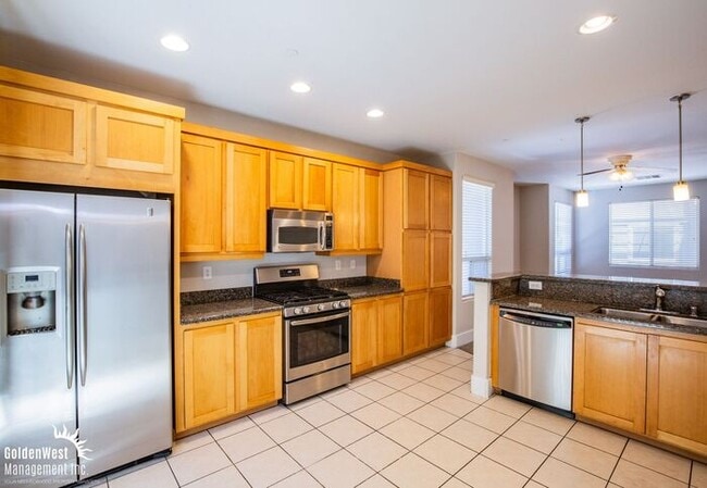 Foto del edificio - Beautiful Tri-level 3Bdm 3.5Ba Townhome ne...