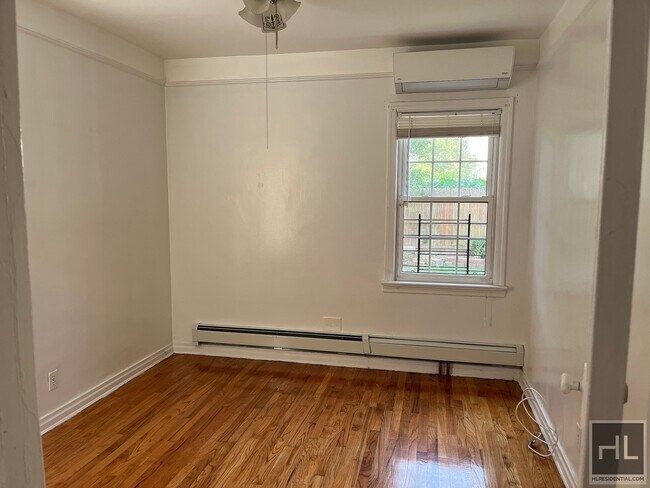 Foto del edificio - Spacious Two Bedroom Duplex with Backyard ...