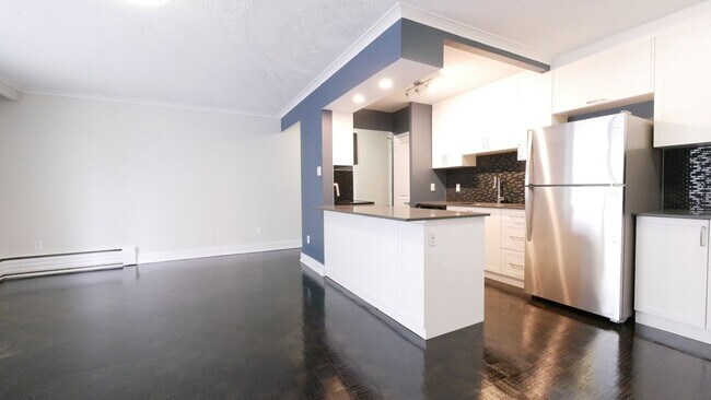 Building Photo - Balcony with Lakeview, 1 bedroom unit beautifully renovated.