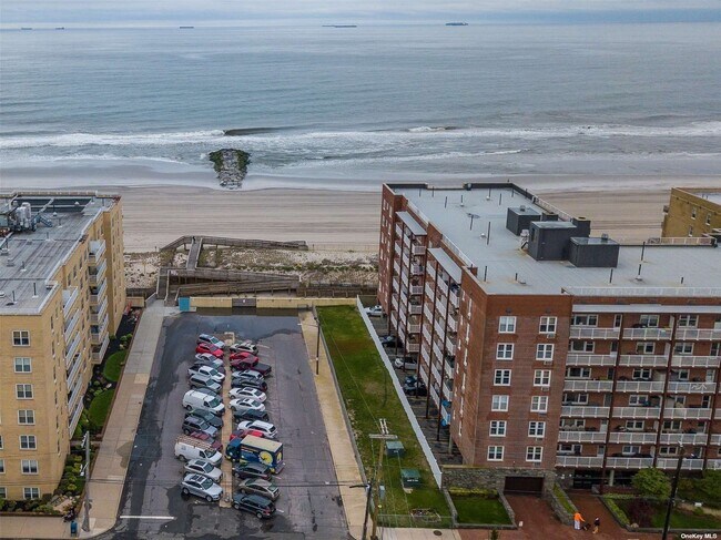 Foto del edificio - 666 Shore Rd