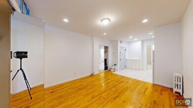 Building Photo - 224 E 81st St