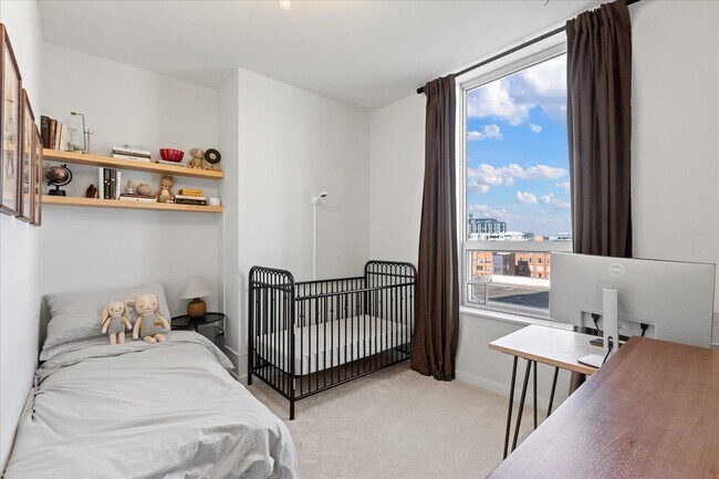 Foto del edificio - 330 W Grand Ave