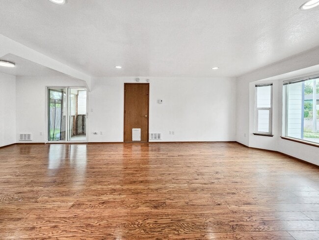Building Photo - Beautiful rambler house with 3 bedroom nea...
