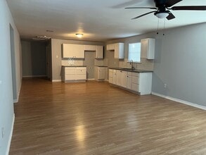 Building Photo - 8826 Crestview Dr