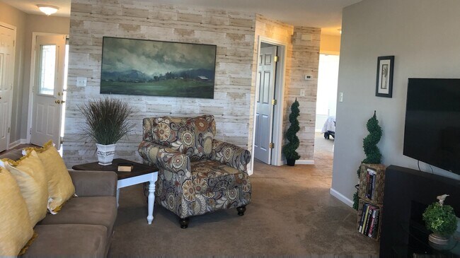 ¡Sala de estar grande! - 603 Avondale Rd