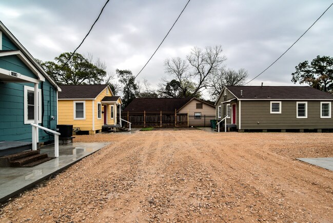 Quiet, well maintained homes - 1318 W Blum St