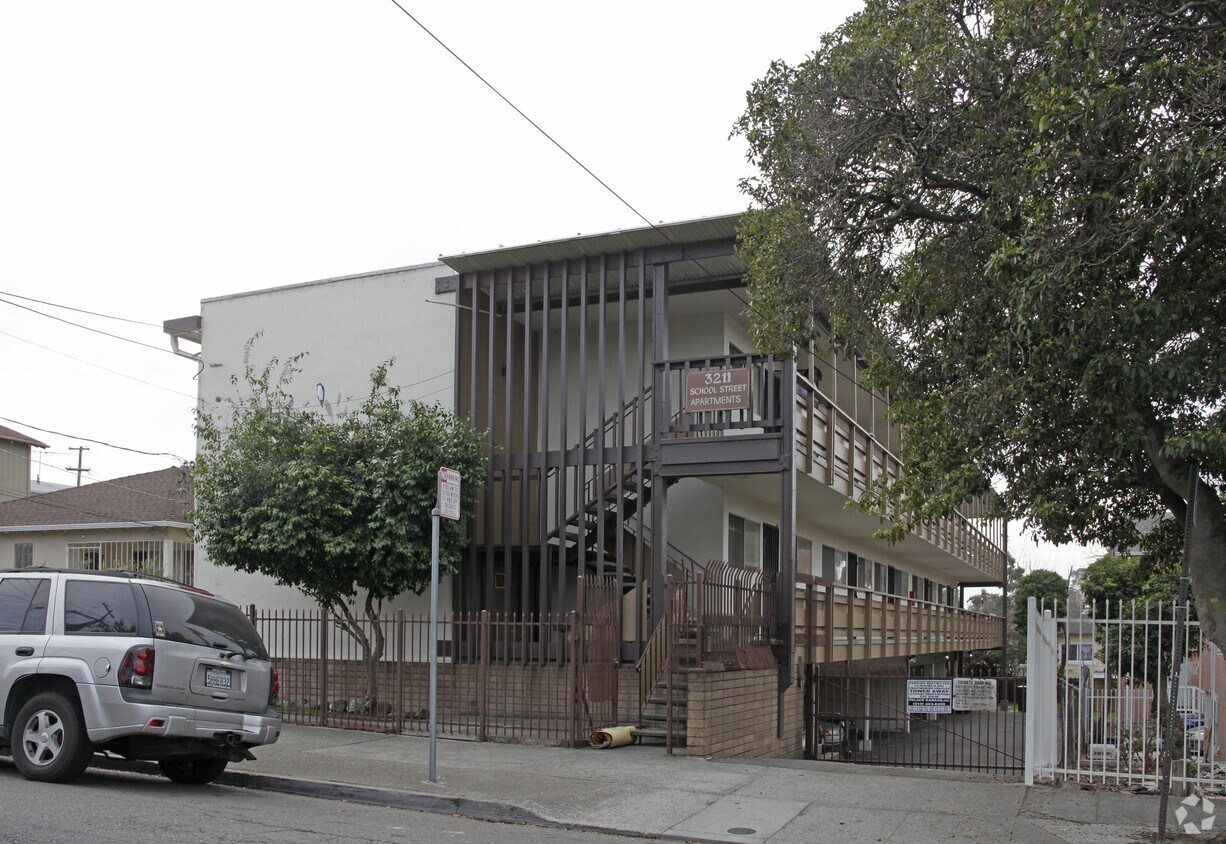Primary Photo - School Street Apartments