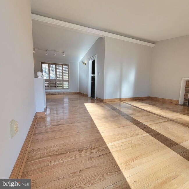 Foto del edificio - 6603 Byrnes Dr