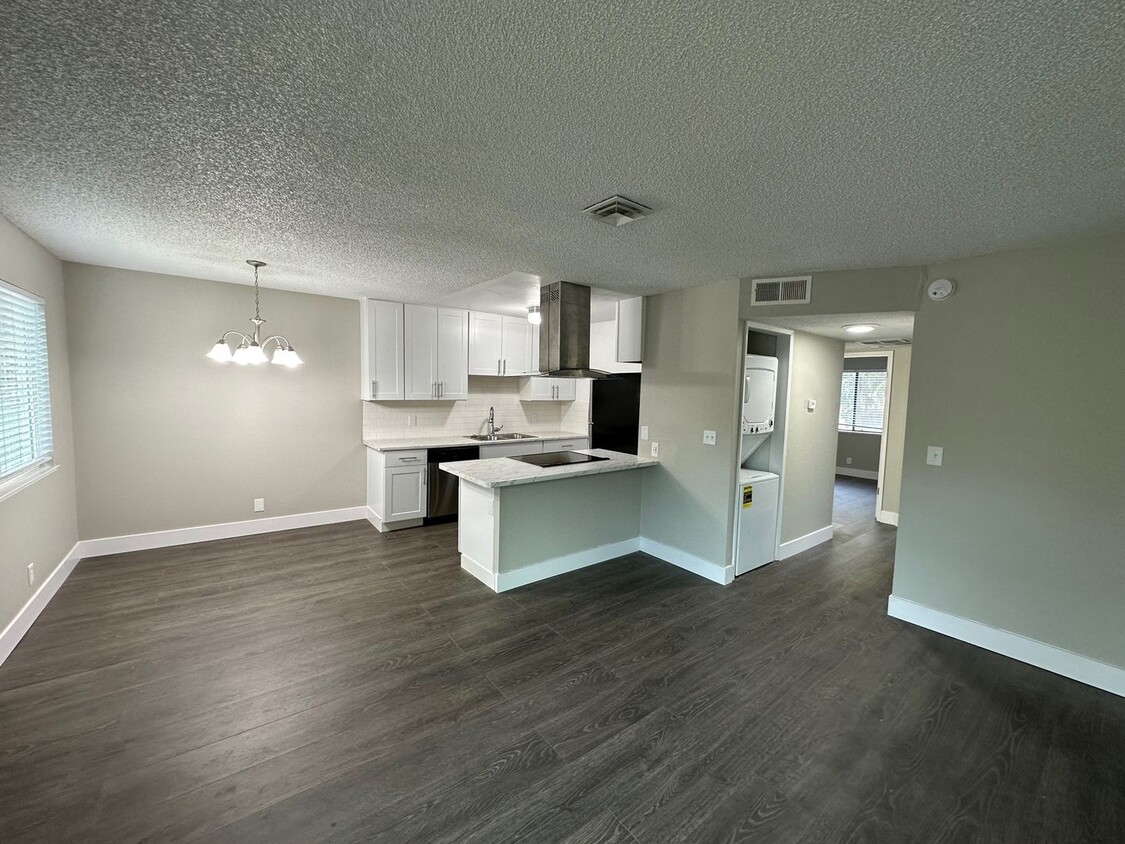 Foto principal - Updates 2 Bedroom Condo! Water+Garbage inc...