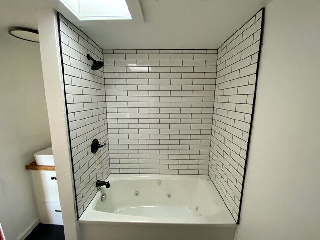 Baño completo - 531 Burleigh Ave