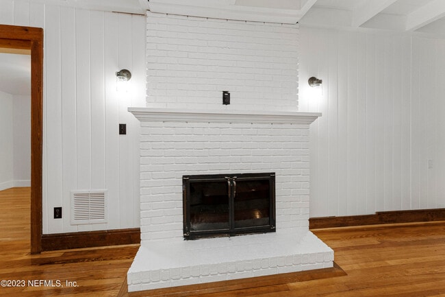 Building Photo - 1058 Beach Ave