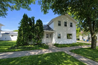 Building Photo - 636 Kickbusch St