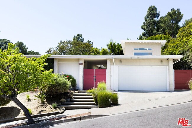 Building Photo - 3237 Canyon Lake Dr