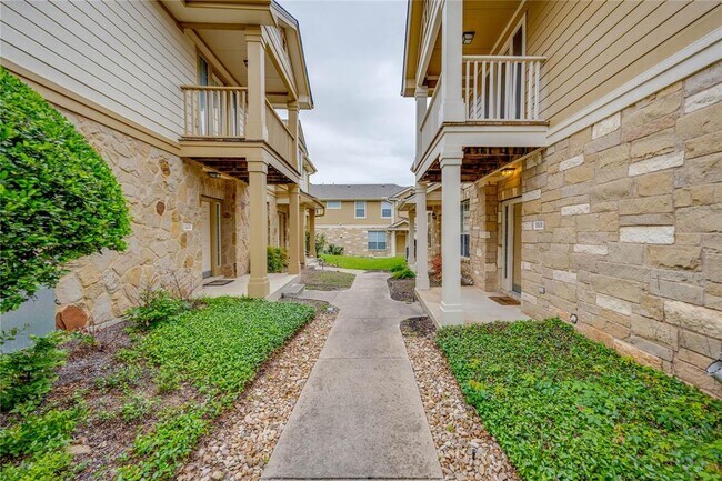 Building Photo - 16100 S Great Oaks Dr
