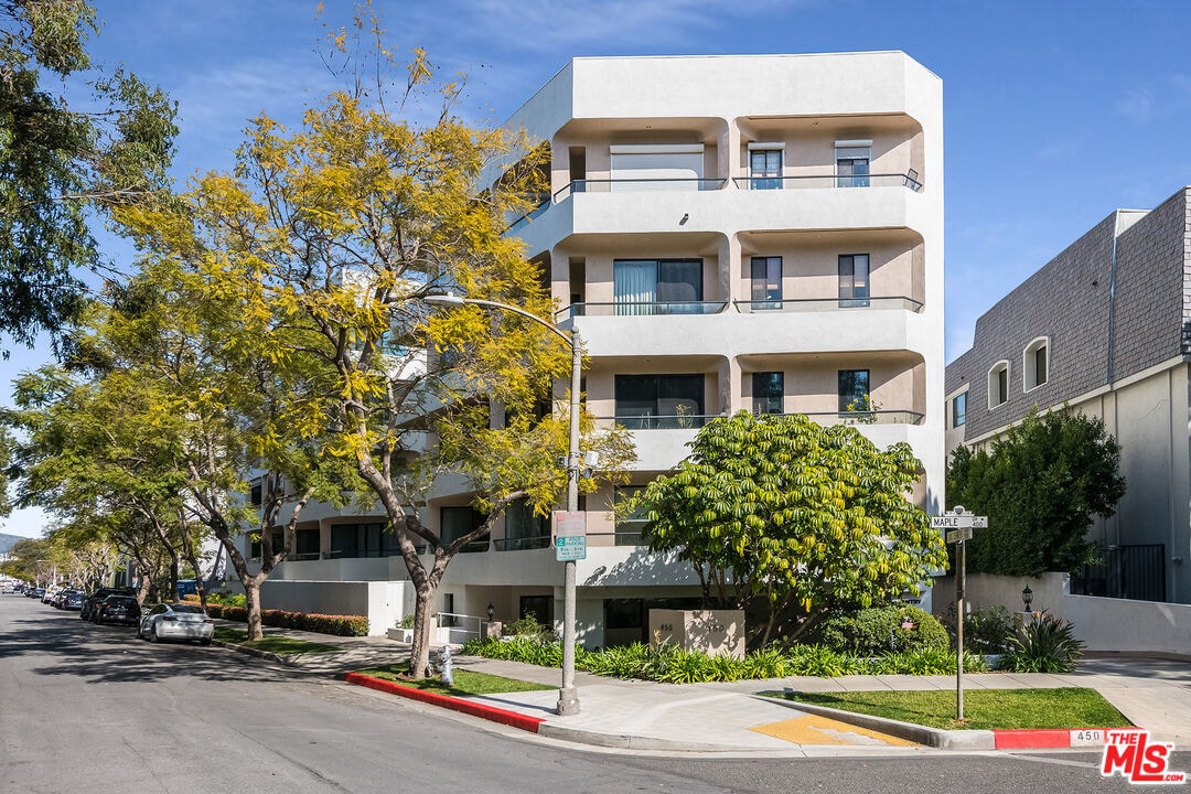 Foto principal - 450 N Maple Dr
