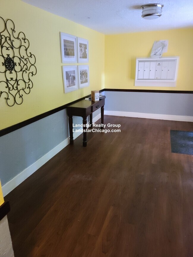 Building Photo - 4514 N Wolcott Ave
