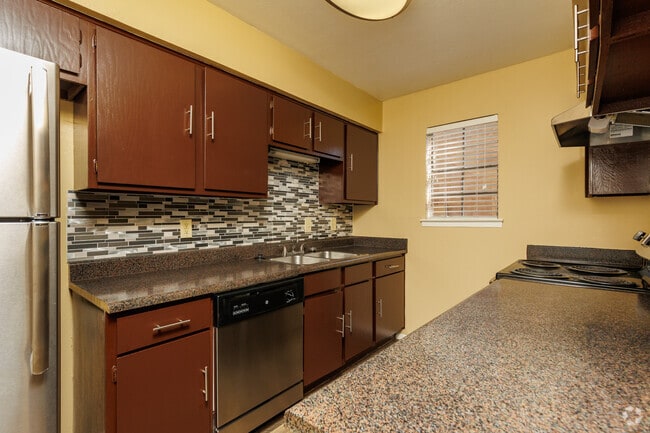 2BR, 2BA - 1,039SF - La Mirada