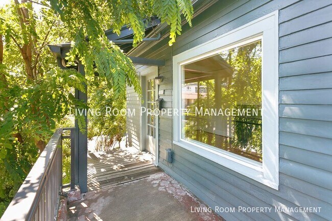 Building Photo - Spacious Buckman Duplex With An Attached G...
