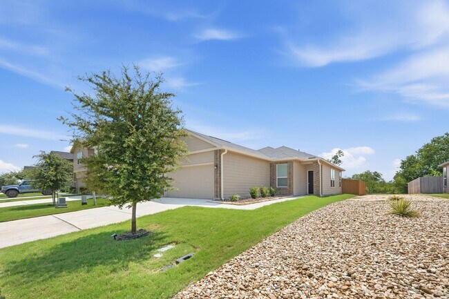 Building Photo - *COMING SOON* Kitchen Lovers Dream – Tons of Cabinet Space & Included Appliances!