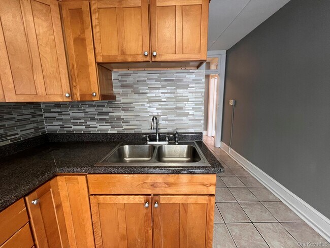 Foto del edificio - 2 Raymond Ave