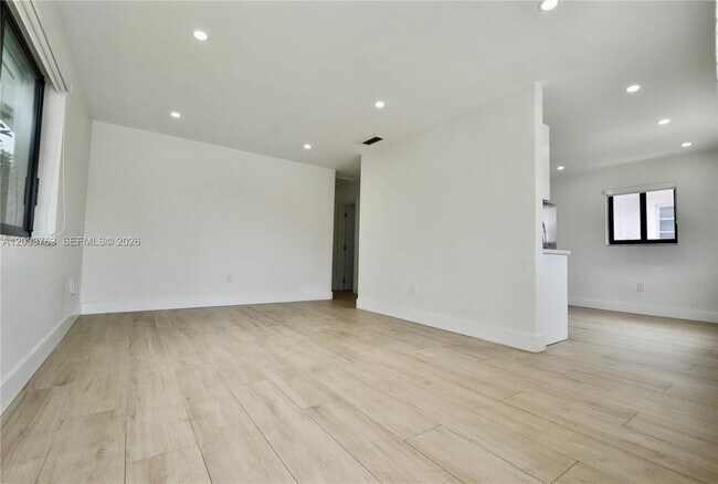 Foto del edificio - 3143 SW 26th St