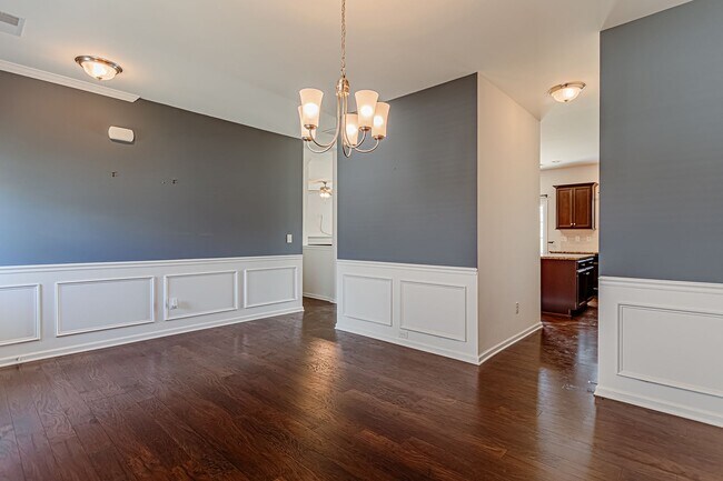 Building Photo - 4 Bedroom 2.5 Bathroom Home in Convenient ...