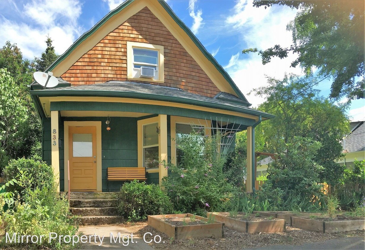 Primary Photo - 3 br, 1 bath House - 833 NE Simpson St