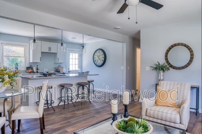 Foto del edificio - 2204 Emerson Pl