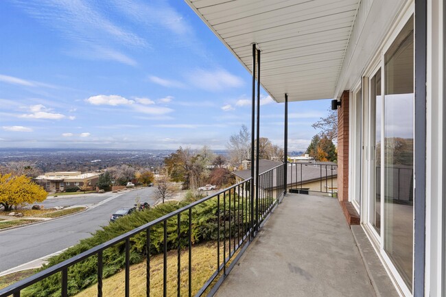 Building Photo - 2937 Hyland Hills Rd S