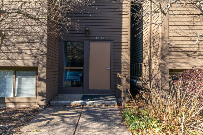 Building Photo - Currier Ridge Condominiums