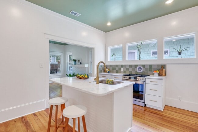 Kitchen - 614 E 40th St