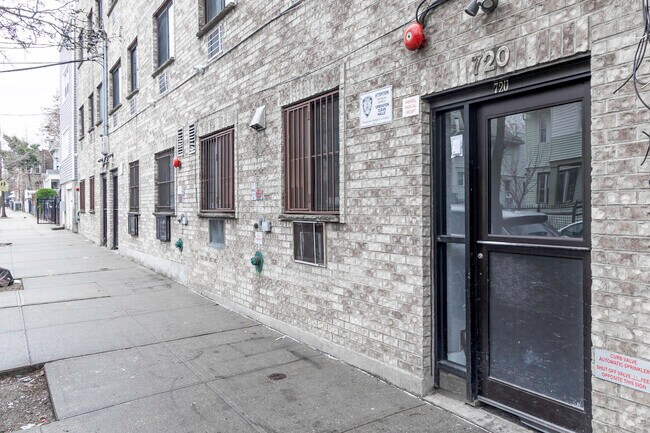 Walkway - 720-724 E 217th