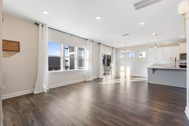 Foto del edificio - 405 Parker Ct