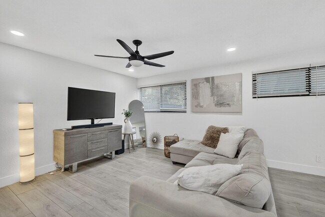 Foto del edificio - 830 NE 59th Ct