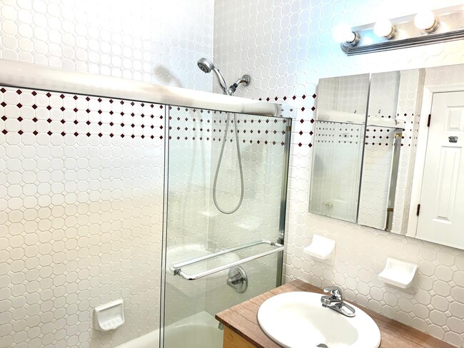 2nd level full bathroom - 1155 Welling Ct