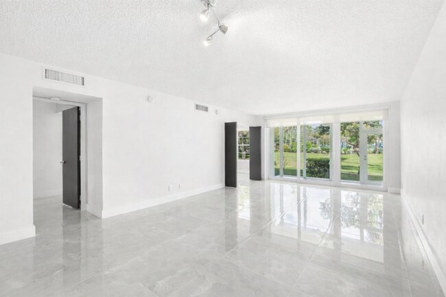 Foto del edificio - 500 Oaks Ln